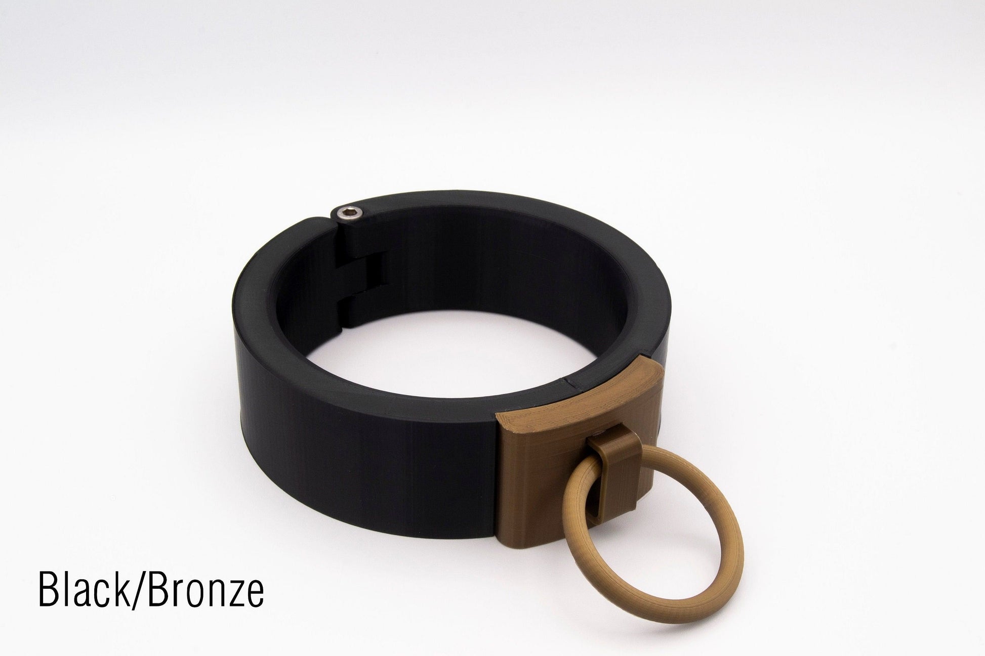 sleek nordic collar featuring a bronze fastener with a ring