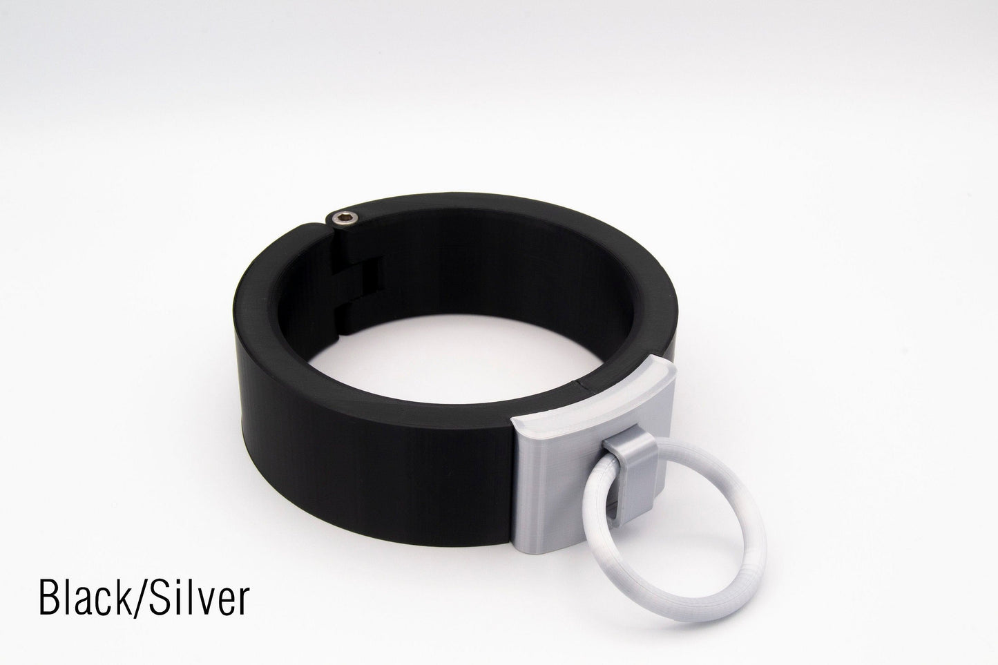 sleek nordic collar featuring a silver fastener with a ring
